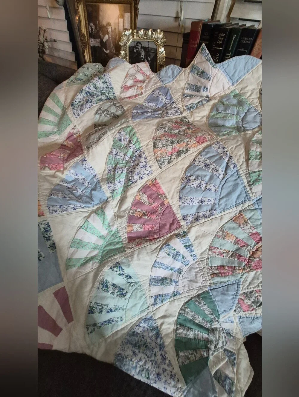 Vintage Fan-Pattern Quilted Bedspread in Pastel Multi 76×77